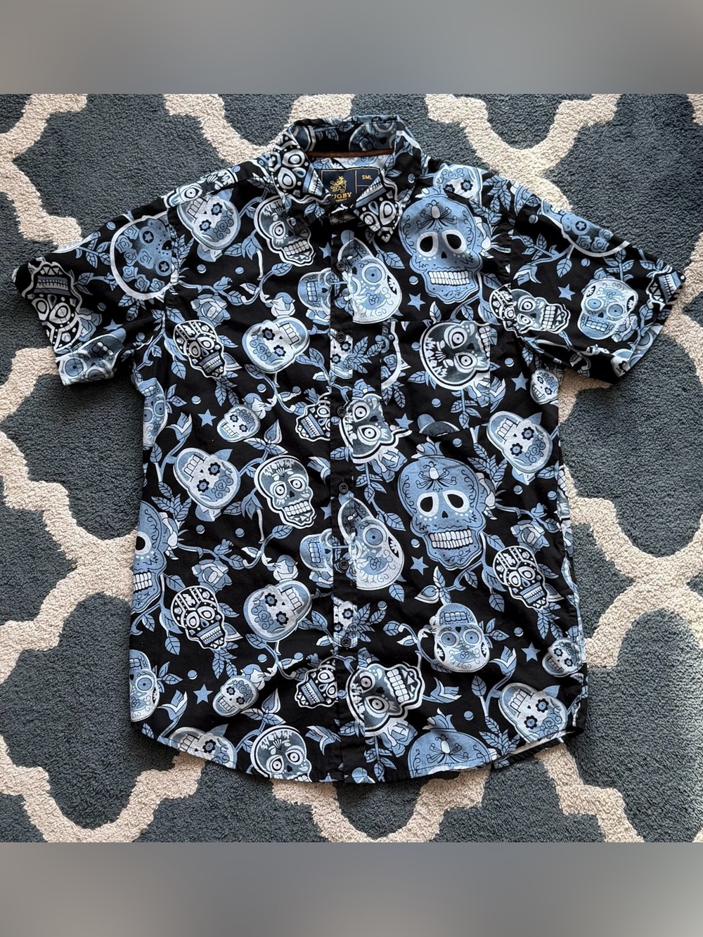 Men's Short-Sleeve Button-Down Shirt with Blue Skull Print